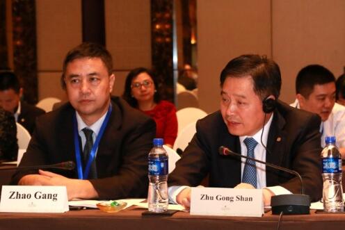 自左而右: 趙剛/科技部、發(fā)改委可再生能源與新能源國際科技合作計劃項目辦公室副主任 朱共山/協(xié)鑫(集團)控股有限公司董事長