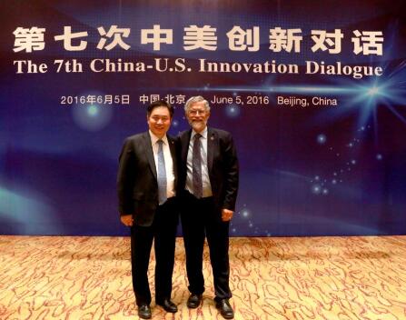 自左而右: 朱共山/協(xié)鑫集團(控股)有限公司董事長 John P.Holdren/美國白宮科技政策辦公室總統(tǒng)科技助理、主任